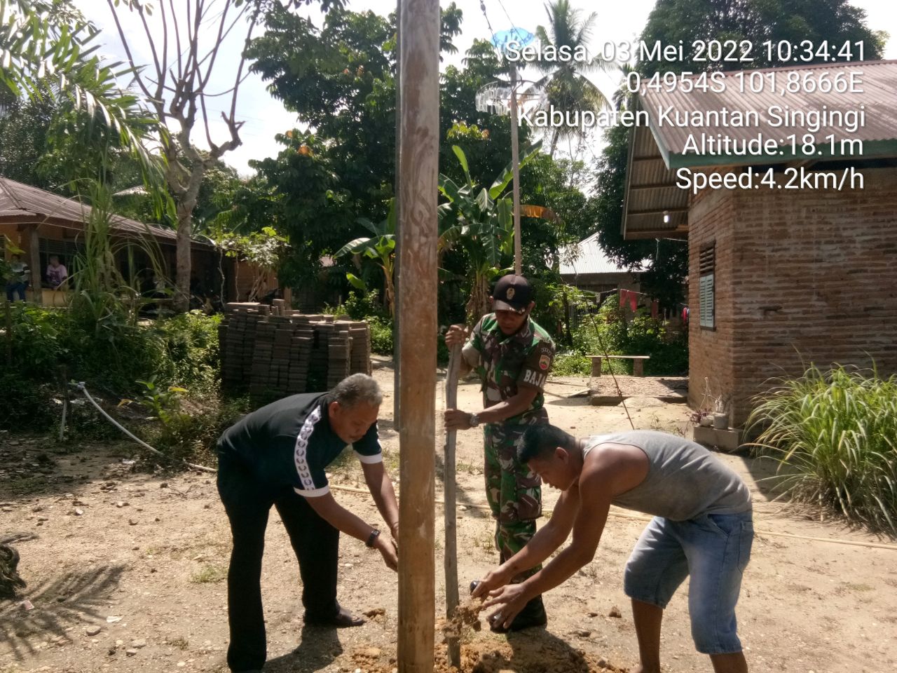 Meriahkan Idul Fitri Di Desa Binaannya, Babinsa Koramil 06/Cerenti Kodim 0302/Inhu Bantu Warga Siapkan Panjat Pinang
