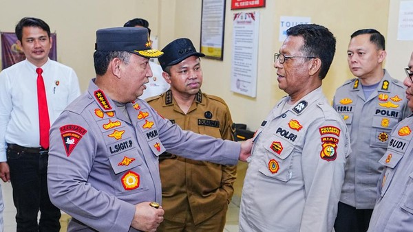 Kapolri Kunjungi Polsek Rumbai Pesisir, Beri Penghargaan untuk Polisi Peduli Pendidikan