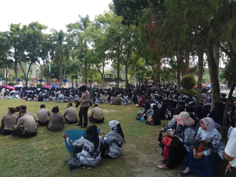 Demo Tuntut Tunjangan, Ribuan Guru Terobos Pagar Kantor Walikota Pekanbaru