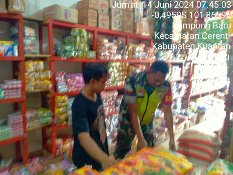 Anggota Babinsa Koramil 06/Cerenti Kodim 0302/Inhu Kopda Mohamad Soleh Pastikan Harga Sembako Stabil Di Kios-Kios