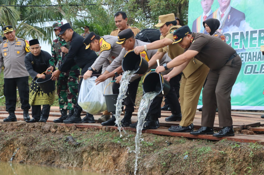 Kapolda Riau Lepas Ribuan Benih Ikan, Dukung Ketahanan Pangan di Rokan Hulu