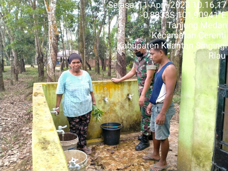 Kopda Muhammad Soleh Anggota Babinsa Koramil 06/Cerenti Dim 0302/Inhu Membantu Warga Binaan Mengambil Air di Sumur
