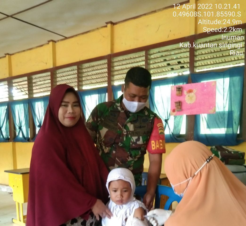 Babinsa Koramil 06/Cerenti Kodim 0302/Inhu Bersama Babinkamtibmas Lakukan Pendampingan Vaksinasi di Desa Banjar Nantigo Untuk Anak Sekolah