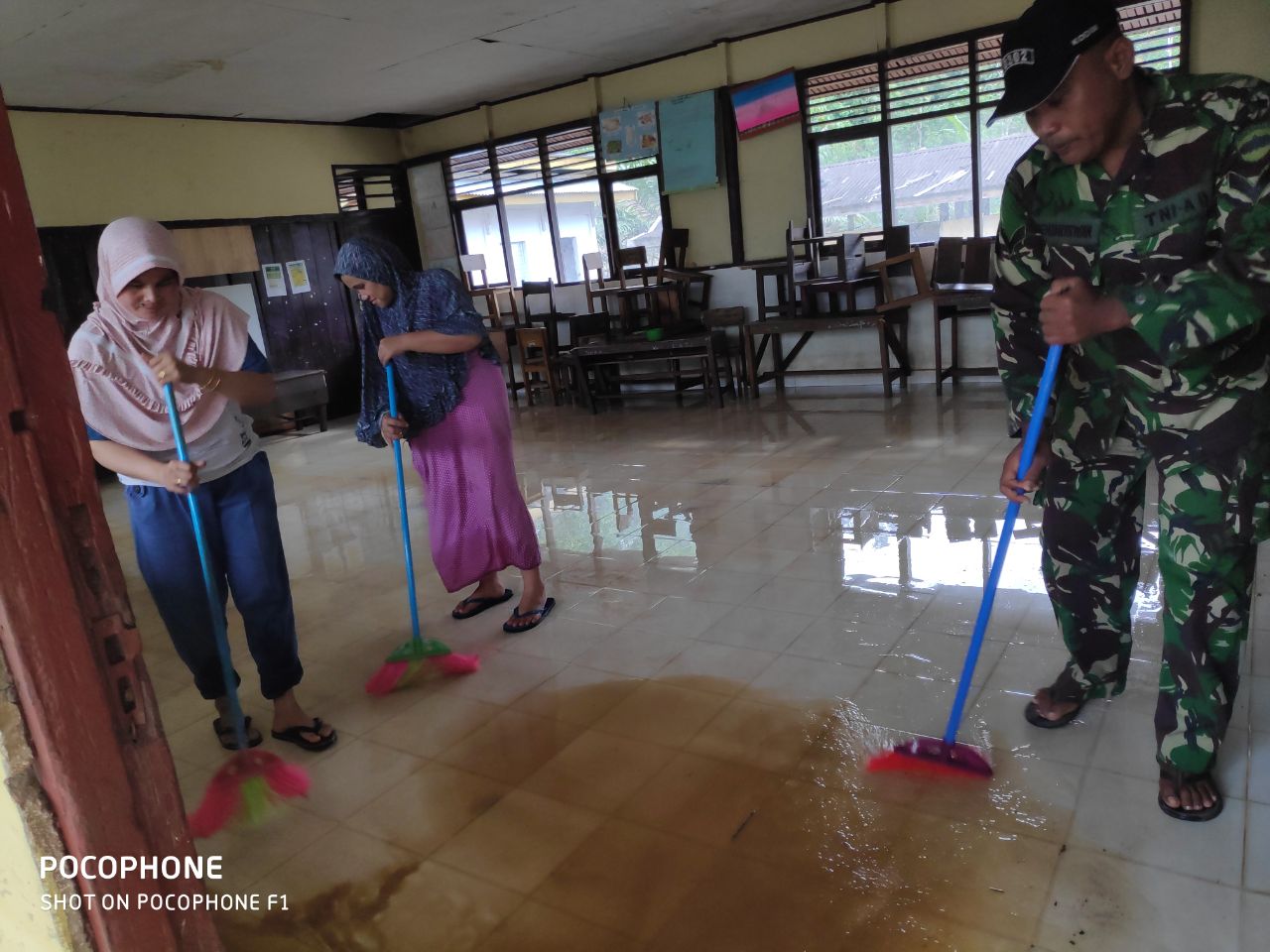 Babinsa Koramil 06/Cerenti Membantu Membersihkan Rumah Warga Dan Tempat Umum Pasca Banjir.