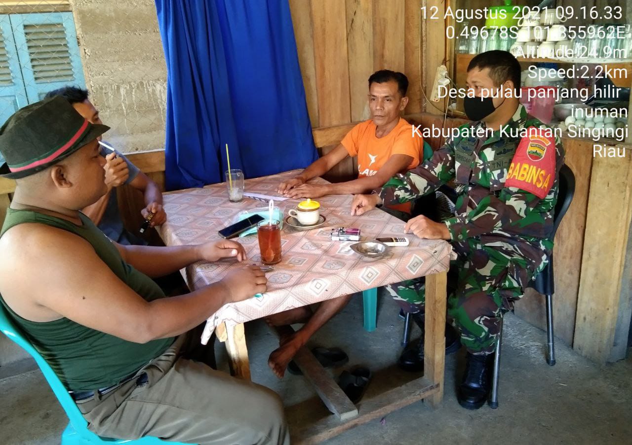 Melalui Komunikasi Sosial, Babinsa Koramil 06/ Cerenti Kodim 0302/ Inhu, Serda Dumen Siregar Himbau Warga Supaya Selalu Menjaga Kebersihan Dan Kesehatan