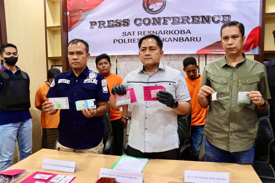 Polisi Ringkus Pengedar Narkoba di Pekanbaru, Sita Puluhan Gram Sabu dan Ekstasi