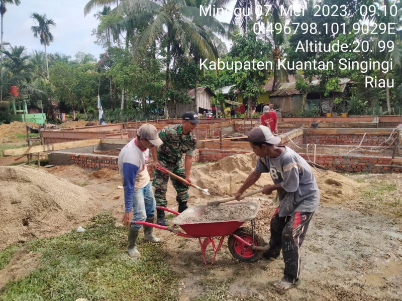 Bangun Keakraban Babinsa Koramil 06/Cerenti Dim 0302/Inhu Membantu Warga  Membuat Pondasi  Rumah