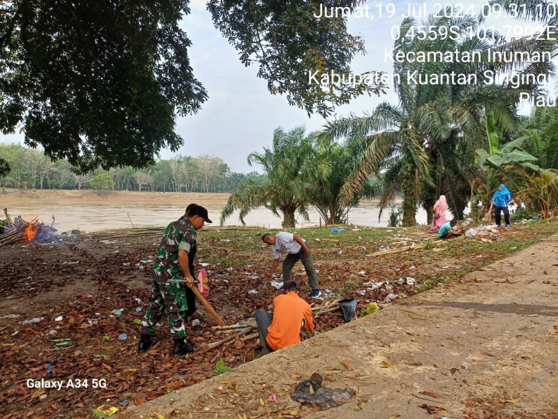 Peduli Lingkungan Babinsa Koramil 06/Cerenti Kodim 0302/Inhu Gelar Gotong Royong Bersihkan Sampah Di Kecamatan Inuman