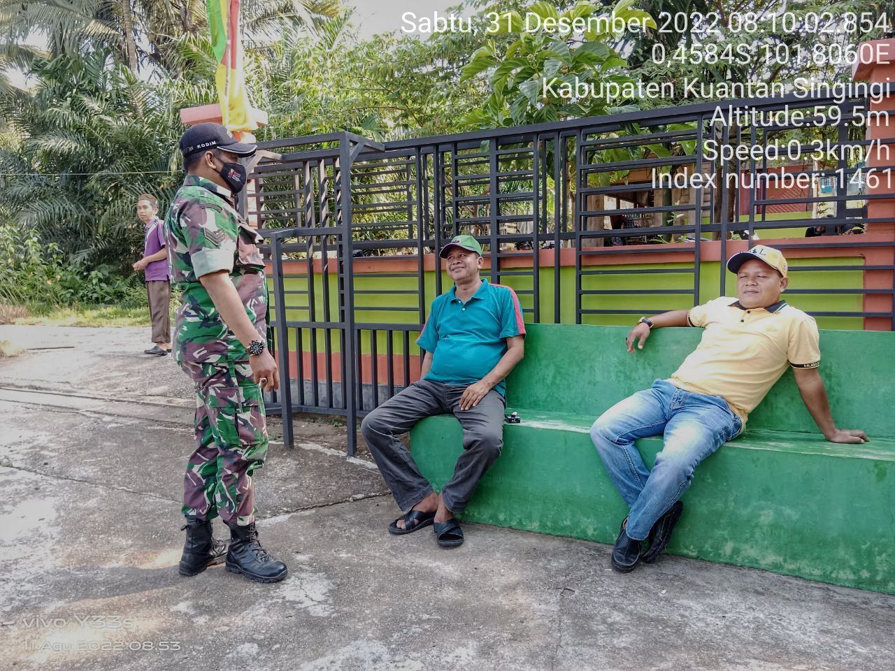 Babinsa Koramil 06/Cerenti Kodim 0302/Inhu Komsos Dengan Warga Desa Lebuh Lurus Kecamatan Inuman