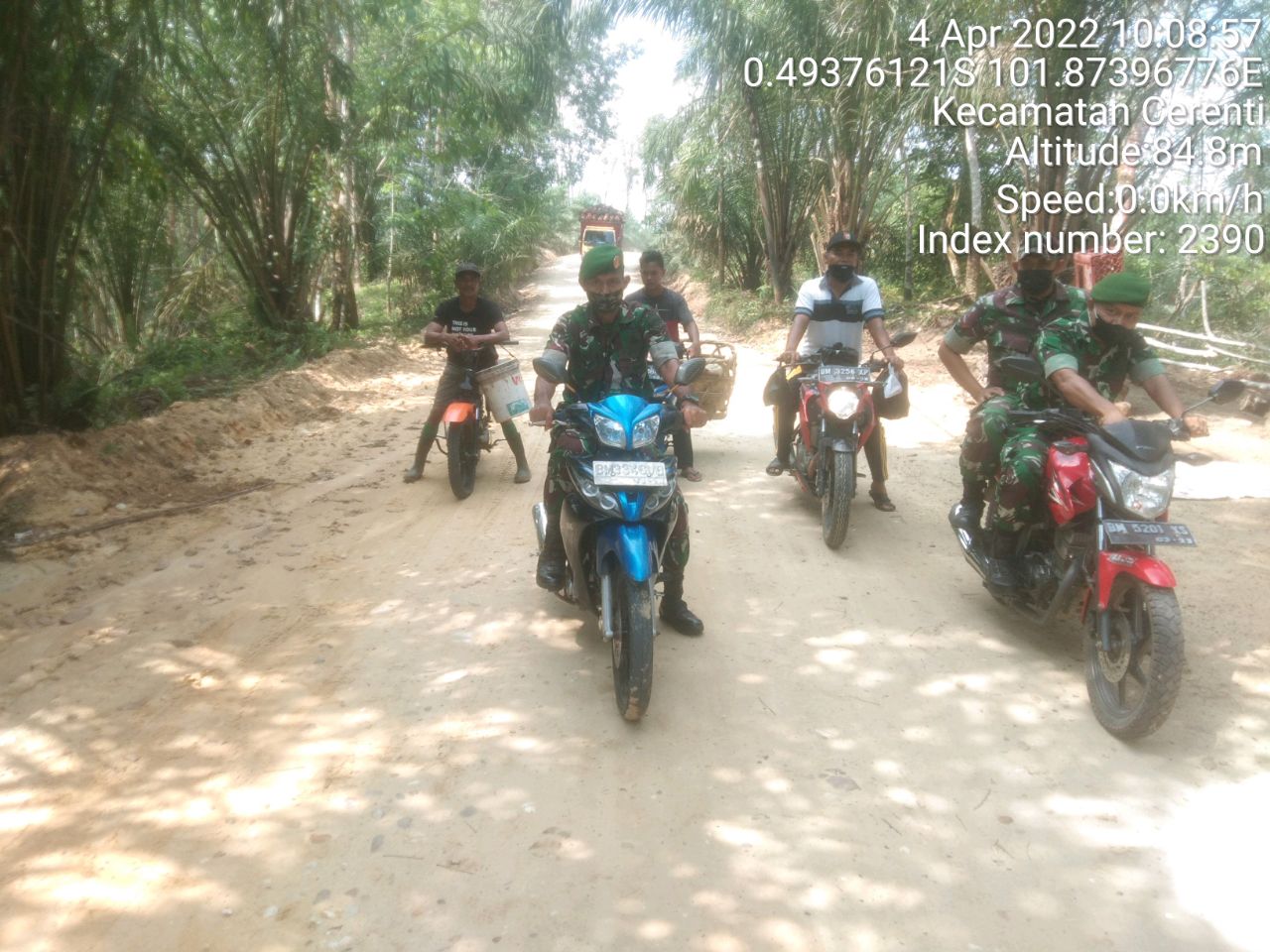 Babinsa Koramil 06/Cerenti Kodim 0302/Inhu,Kopda Junedi Bersama Dengan Anggota dan Warga Laksanakan Patroli Untuk Cegah Kebakaran Hutan Dan Lahan di Desa Silakan Kecamatan Cerenti