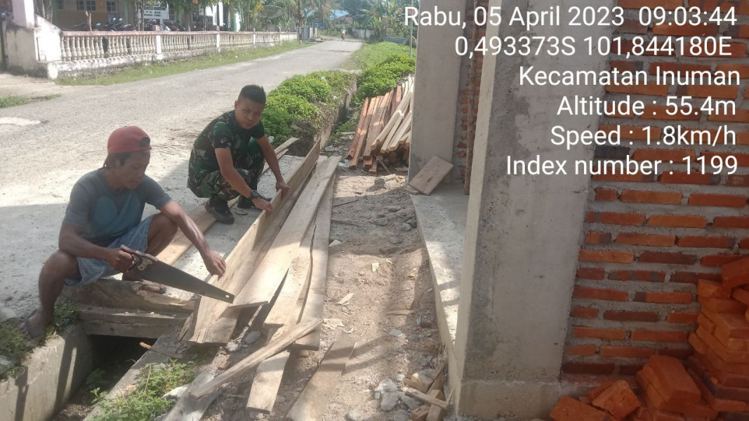 Babinsa Koramil 06/Cerenti Kodim 0302/Inhu Gotong Royong Di Desa Bedeng Sikuran Kampung Pancasila