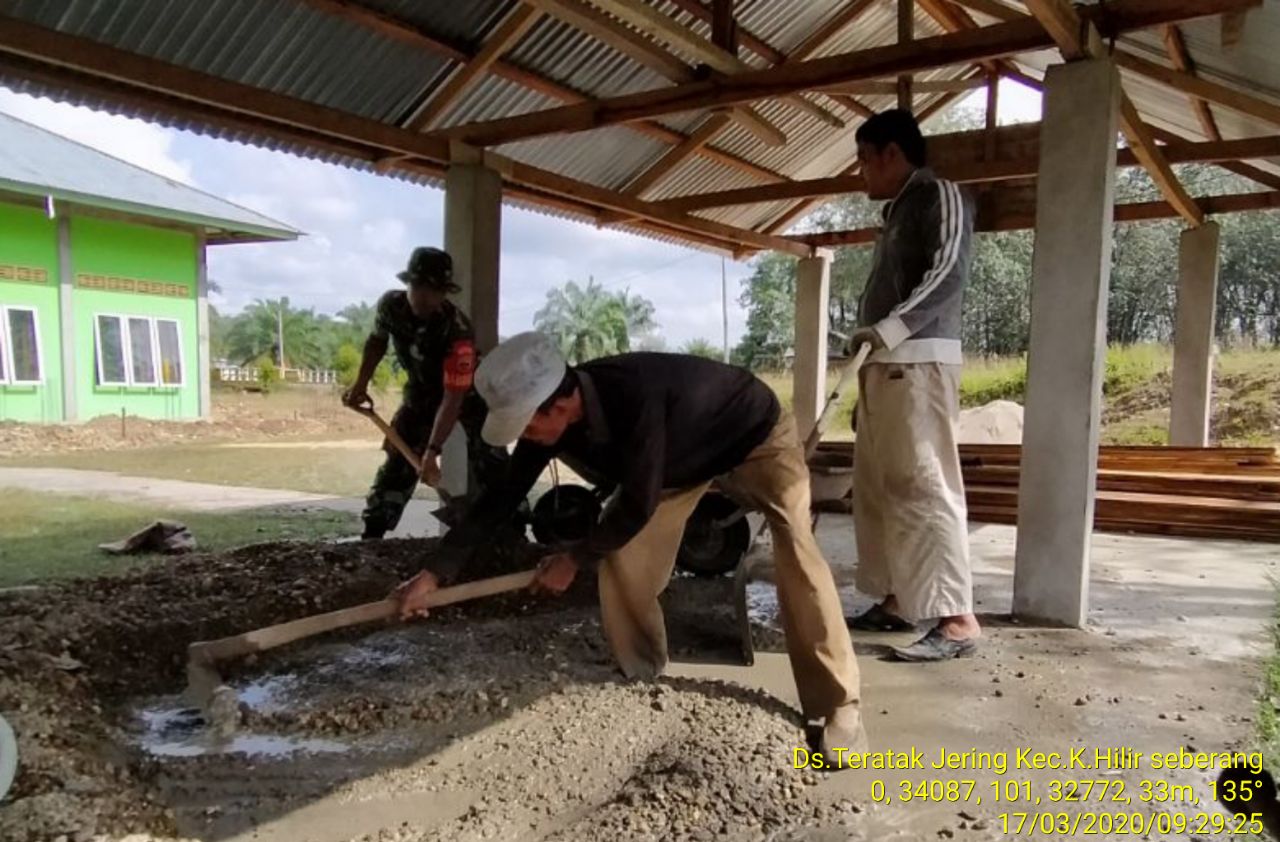 Babinsa Koramil 07/Kuantan Hilir Dim 0302/Inhu Sertu Parman Membantu Masyarakat Membangun Parkir Masjid.