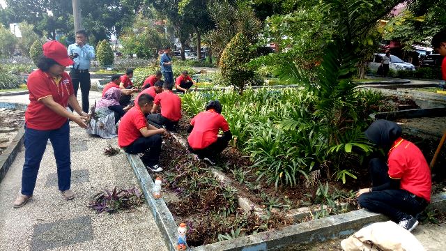 Puluhan Pegawai Alfamart Revitalisasi Taman Kota Pekanbaru yang Rusak