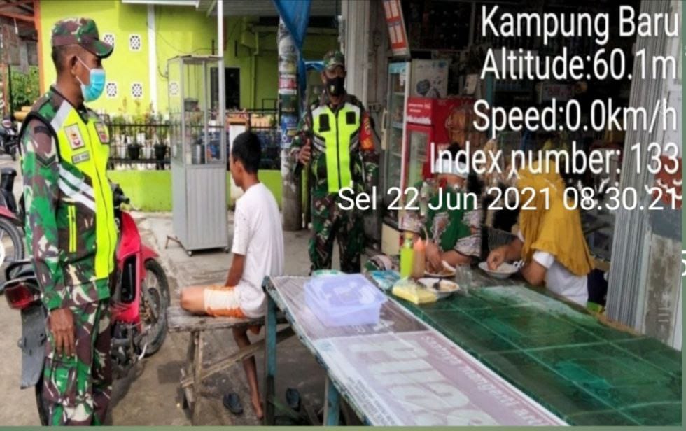 Babinsa Edukasi Warga Secara Terus Menerus Tentang Disiplin Prokes Covid-19 di Desa Kampung Baru Timur