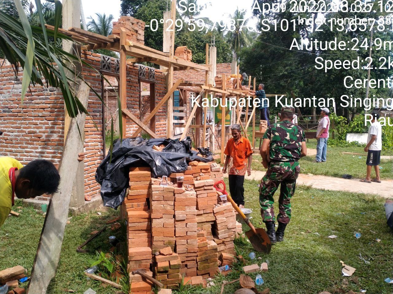 Jalin Kebersamaan, Babinsa Koramil 06/ Cerenti Kodim 0302/ Inhu, Gotong Royong Bersama Warga Untuk Membangun Mushola di Pesikaian