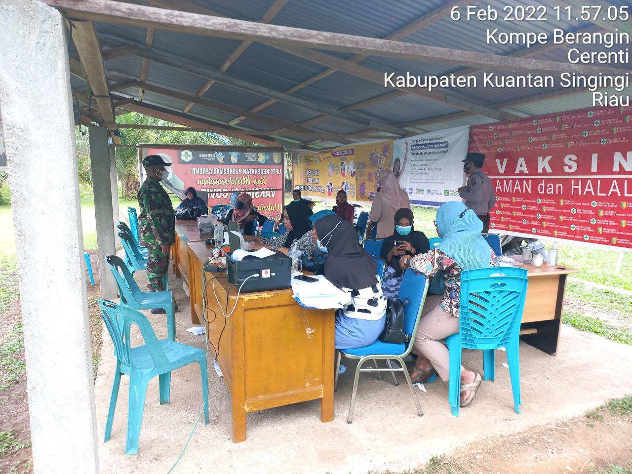 Babinsa Koramil 06/Cerenti Kodim 0302/ Inhu,Sertu Indra Jalil  Pantau Dan Dampingi Pelaksanaan Vaksin Covid-19 Vaksin Booster