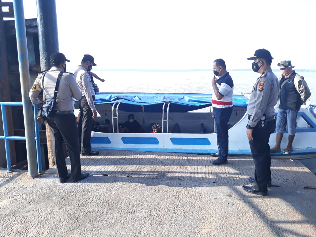 Kapolsek Kuala Kampar Pimpin Razia Masker di Pelabuhan Teluk Dalam