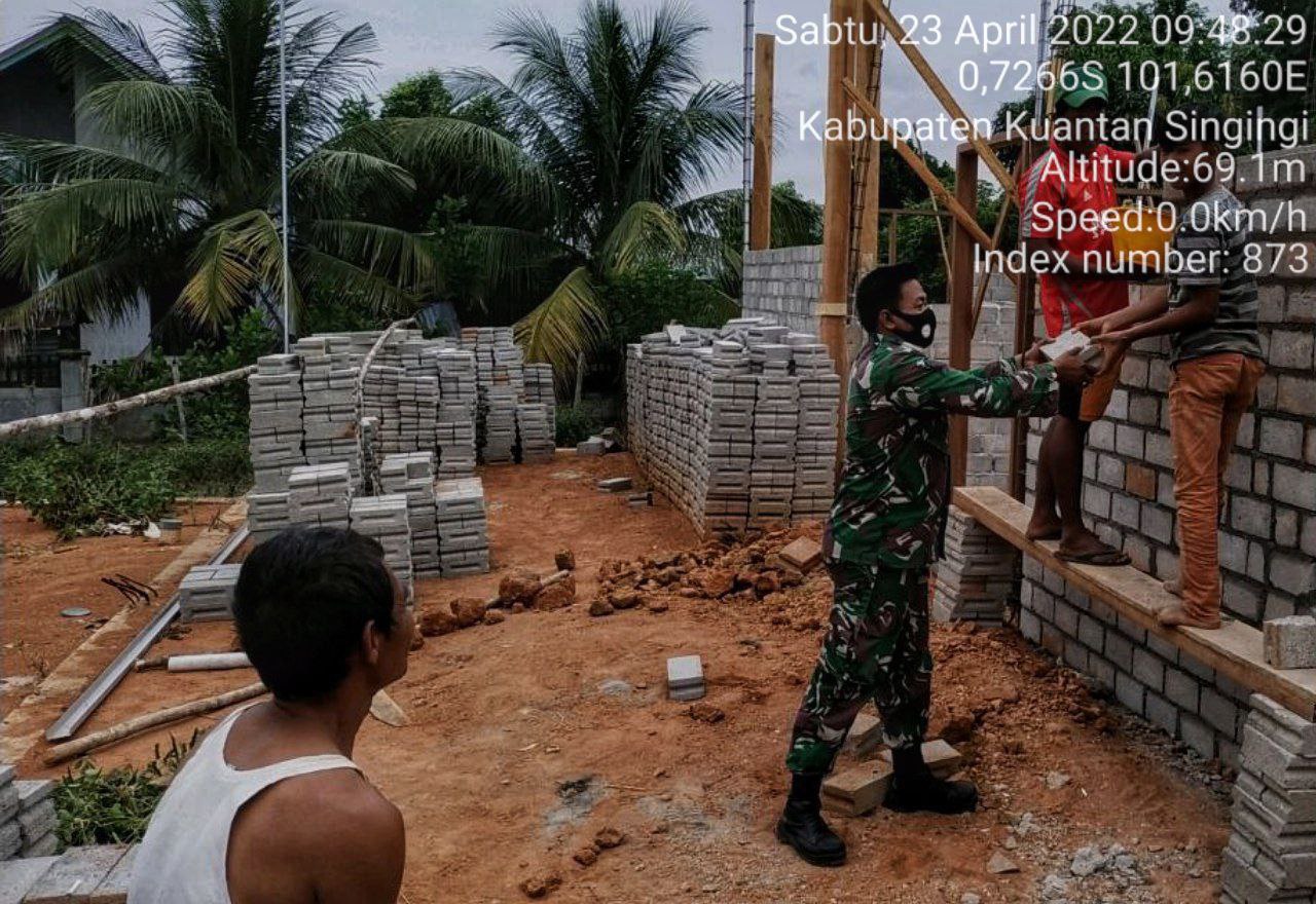 Babinsa Koramil 06/Cerenti Kodim 0302/Inhu Gotong Royong Membantu Warga Pasang Batako Rumah Warga di Pulau Jambu Kecamatan Cerenti