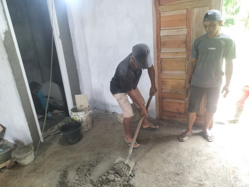 Satgas TMMD Ke-120 Kodim 0302/Inhu Di Desa Redang Memplaster Rumah Layak Huni 
