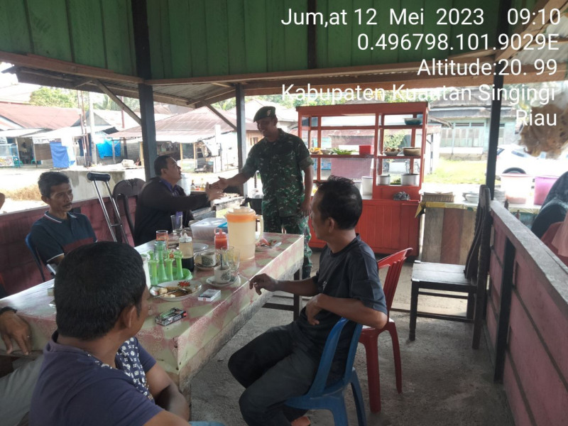 Di Desa Tanjung Medan Babinsa Koramil 06/Cerenti Kodim 0302/Inhu Komsos Dengan Warga Binaan Memberikan Pengertian Tentang Pentingnya Menjaga Keamanan Lingkungan