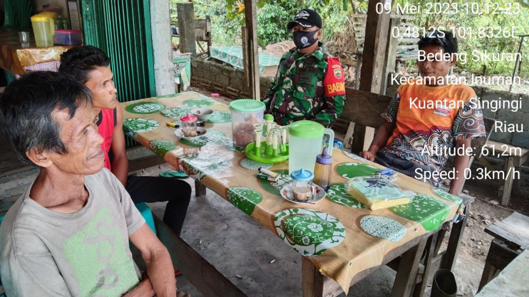 Babinsa Koramil 06 /Cerenti Kodim 03002/Inhu Komsos Dengan Masyarakat  Desa Binaan