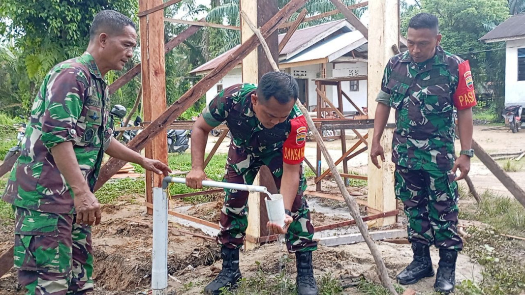 Dandim 0302/Inhu Mengunjungi Pembuatan Sumur Bor Dalam Program Unggulan Kasad TMMD Kodim 0302/Inhu Ke-120