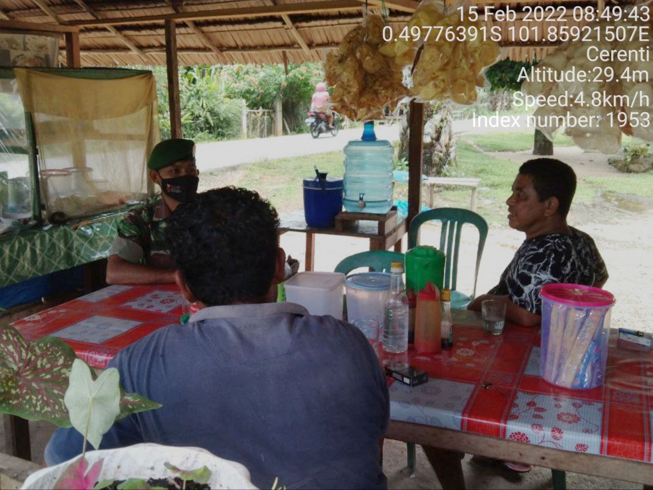 Babinsa Koramil 06/Cerenti  Kodim 0302/Inhu,Serda Samrin Komsos Dengan Warga Desa Teluk Pauh Cerenti