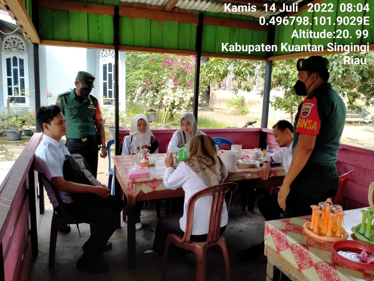 Serda Abdul Wahab Babinsa Koramil 06/Cerenti Kodim 0302/Inhu Himbau Prokes Kepada Warga Desa Binaan