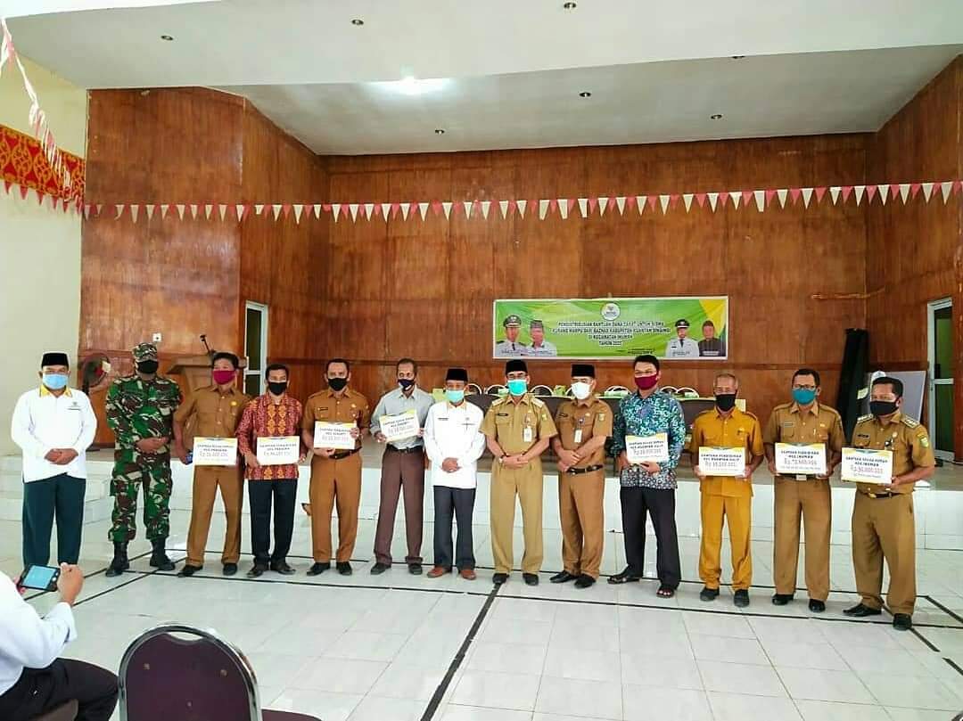 Bupati Kuantan Singingi Hadiri Penyerahan Dan Penyaluran  Bantuan Dana Zakat Siswa Dari Keluarga Miskin Atau Kurang Mampu Dan Rehab Rumah Layak Huni Dari Baznas