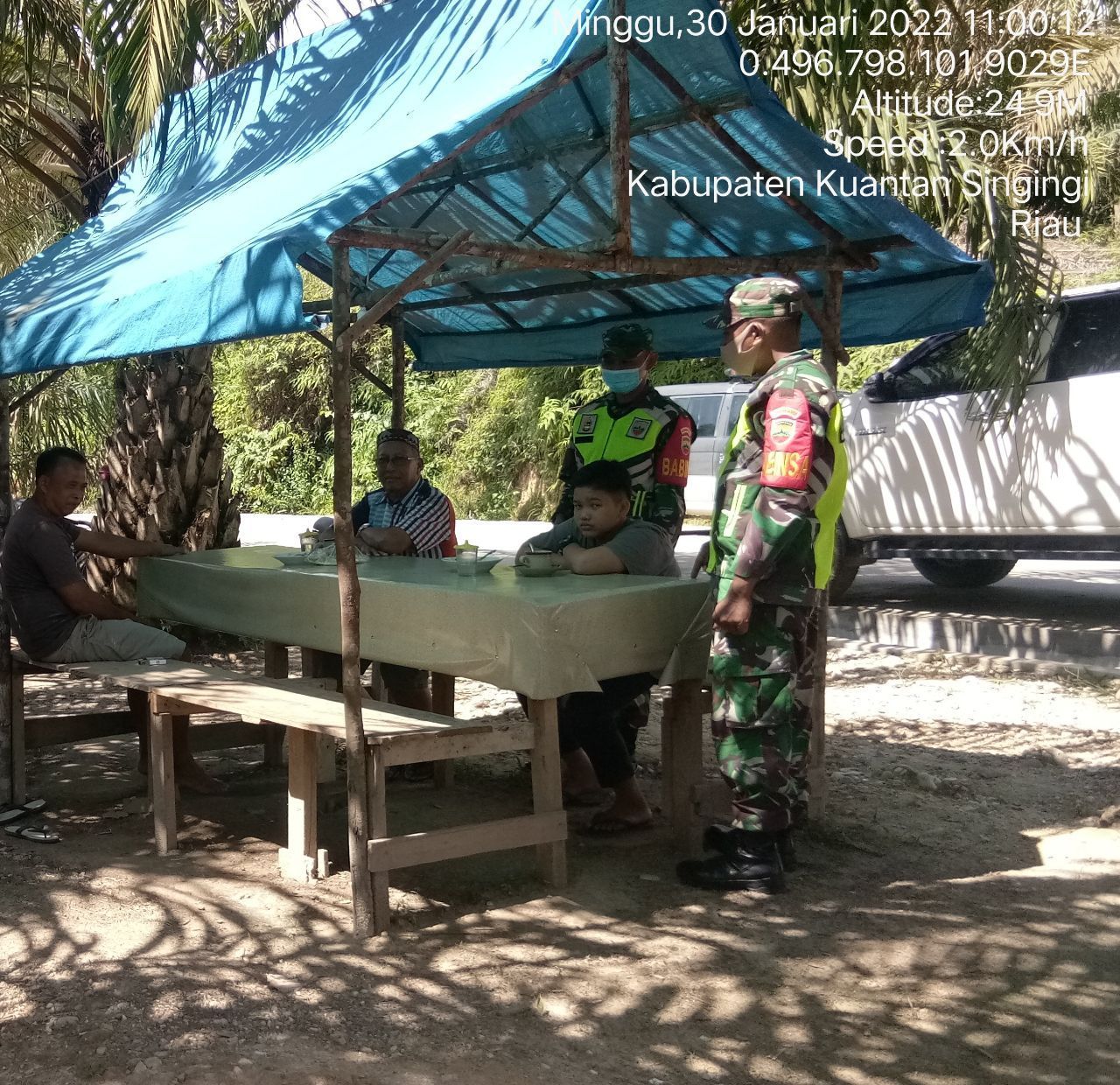 Bangun Sinergitas, Babinsa Koramil 06/Cerenti Kodim 0302/Inhu Dan Bhabinkamtibmas Polsek Cerenti Di Wilayah Komsos di Wilayah Teritorialnya   