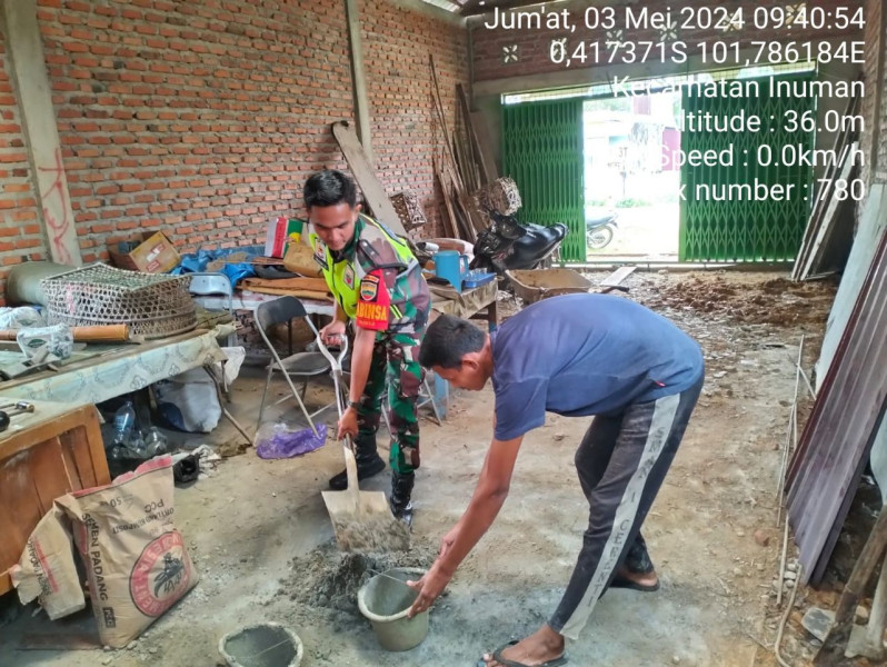 Babinsa Koramil 06/Cerenti   Kodim 0302/Inhu Membantu Membuat Rumah Bersama Warga Desa Sigaruntang Kecamatan Inuman 