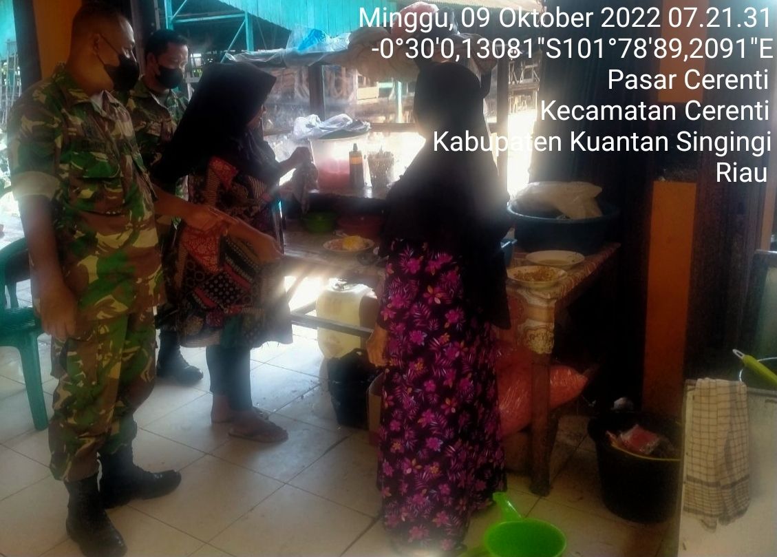 Di Kedai Kopi Kopda Muhammad Soleh babinsa koramil 06/Cerenti Dim 0302/Inhu  Berikan Sosialisasi Serta Himbauan Kepada Warga Agar Patuhi Prokes Covid-19
