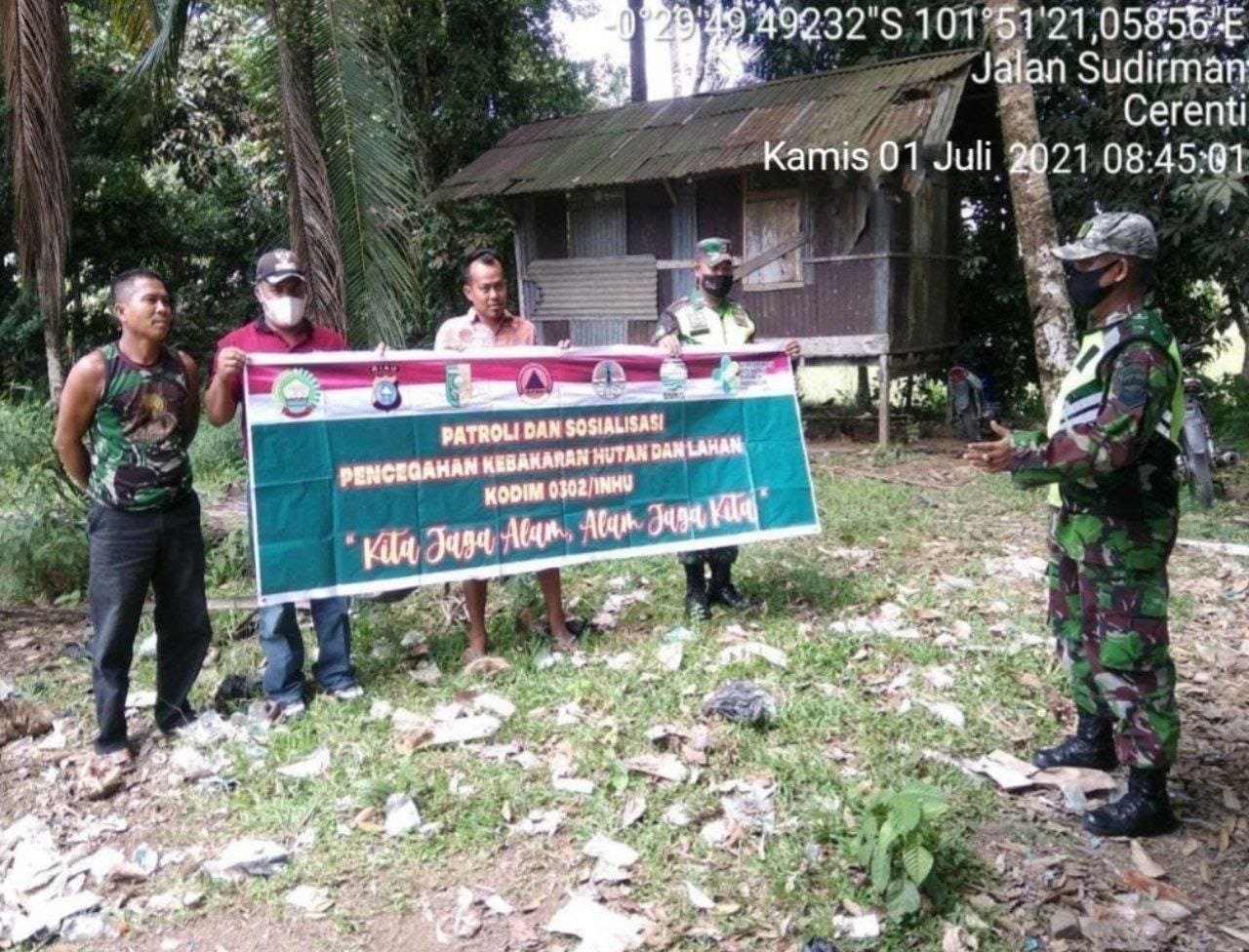 Babinsa Koramil 06/Cerenti Dim 0302/Inhu Galakkan Sosialisasi Dan Patroli Tentang Bahaya Karhutla Di Wilayah Binaannya Desa Teluk Pauh