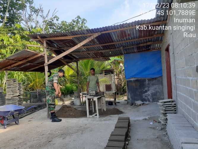 Dekat Dengan Rakyat, Babinsa Koramil 06/Cerenti Kodim 0302/Inhu Bantu Buat Batako di Bedeng Sikuran 