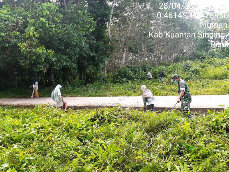 Sertu Efison Babinsa Koramil 06/Cerenti Kodim 0302/Inhu Wujudkan Kedekatan Dengan  Masyarakat Dengan  Gotong Royong Membersihkan  Kiri Kanan Jalan