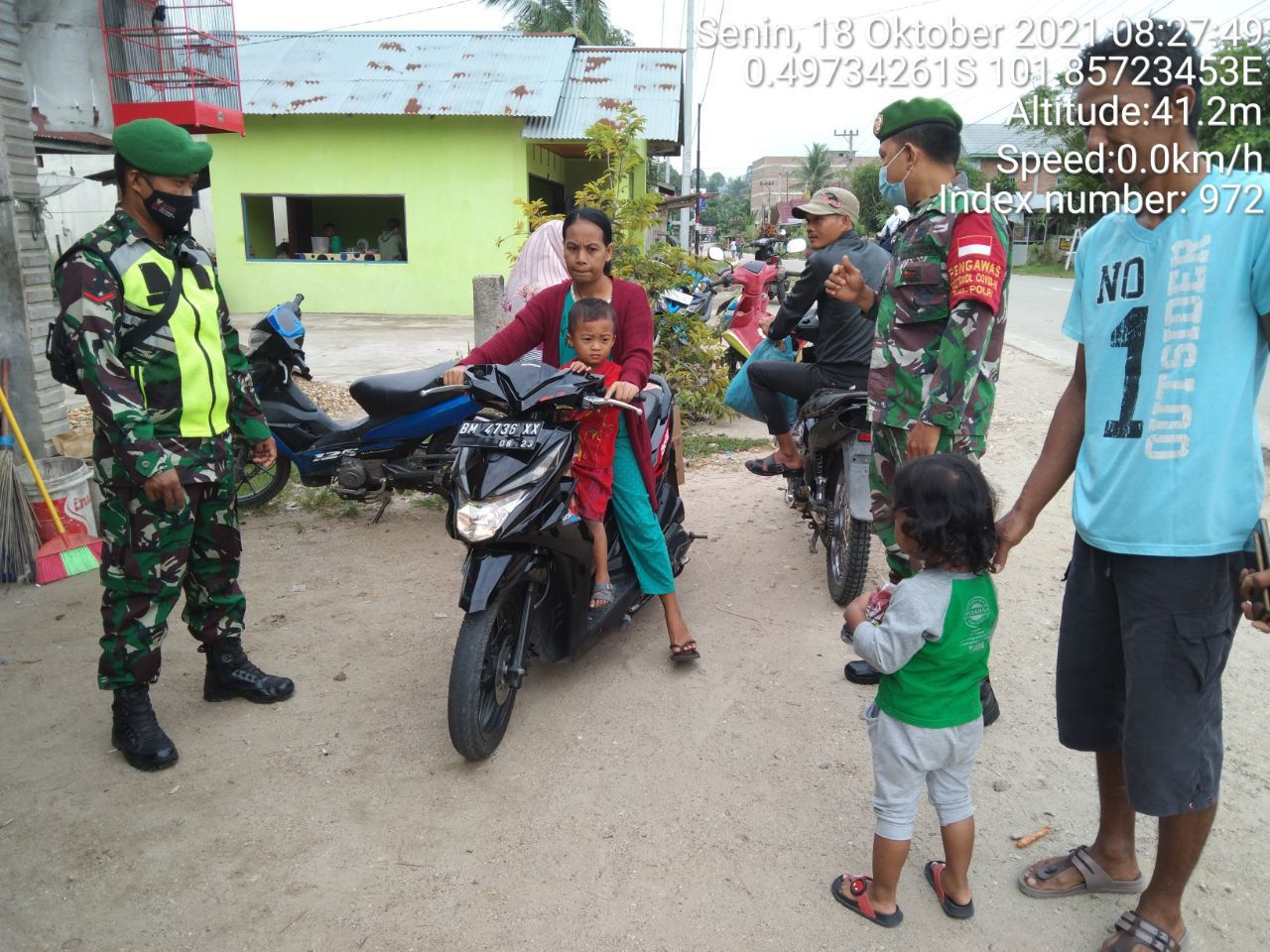 Babinsa Koramil 06/Cerenti Dim 0302/Inhu Berikan Sosialisasi Serta Himbauan Kepada Warga Agar Patuhi Prokes Covid-19. 