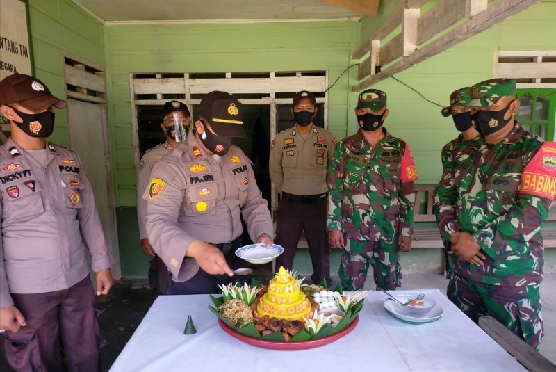 Sambut HUT TNI ke-75, Kapolsek Kerumutan Potong Tumpeng di Pos Koramil 15 KK