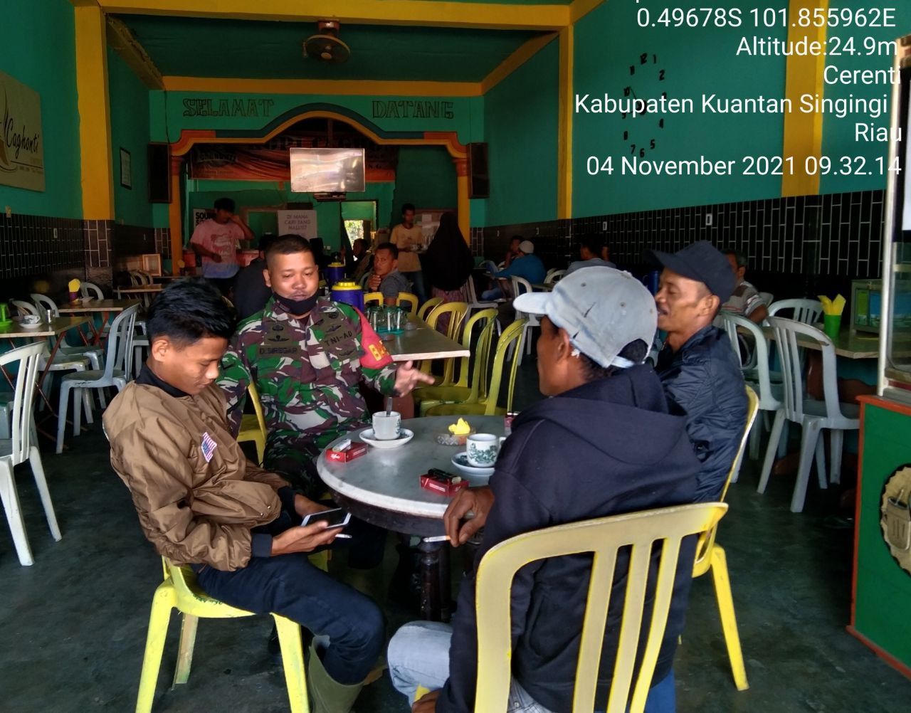 Jalin Keharmonisan Dengan Warga Binaan, Babinsa Koramil 06/Cerenti  Dim 0302 /Inhu Melaksanakan Komsos di Kelurahan Pasar Cerenti