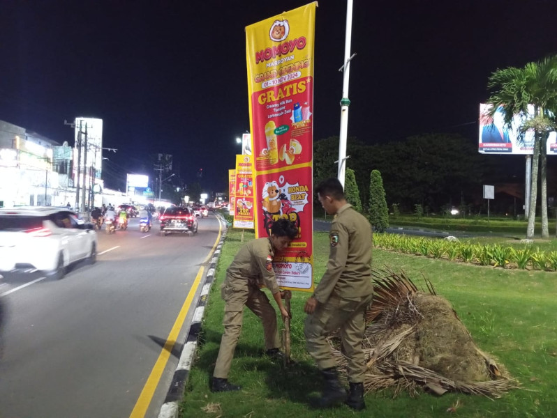 Satpol PP Pekanbaru Copot Paksa Belasan Reklame Ilegal di Jalan Sudirman