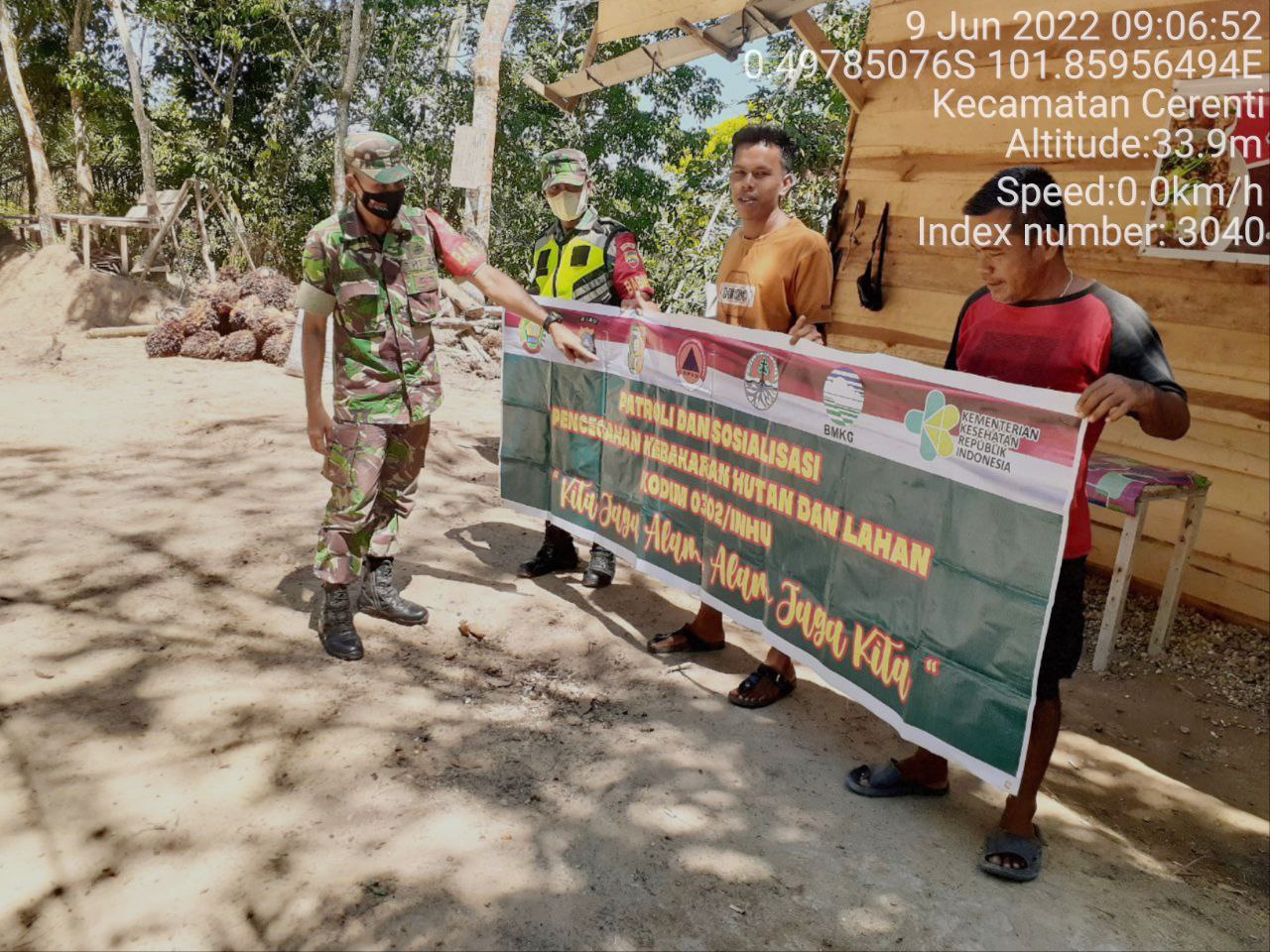 Sertu Efison Babinsa Koramil 06/Cerenti Kodim 0302/Inhu Laksanakan Patroli Sekaligus Sosialisasi Untuk Cegah Kebakaran Hutan Dan Lahan di Wilayah Teritorialnya