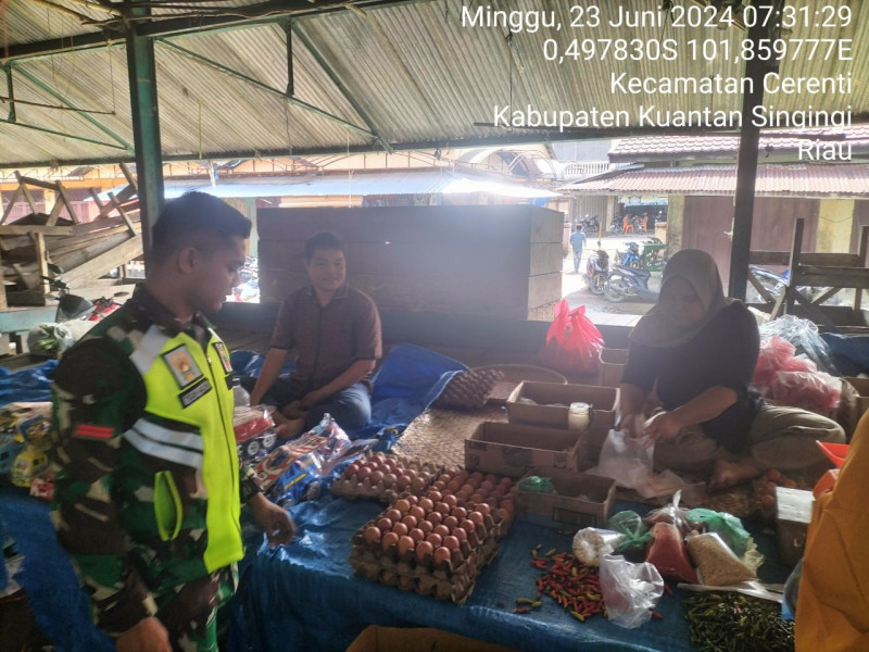 Babinsa Koramil 06/ Cerenti Kodim 0302/Inhu  Pastikan Harga Sembako Stabil Pratu Teguh Mulya Cek Harga Dipasar Tradisional Kecamatan Cerenti Kabupaten Kuansing 