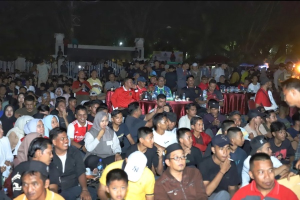 Pj Bupati Inhil Nobar Semifinal Piala Asia U-23 AFC Bersama Masyarakat