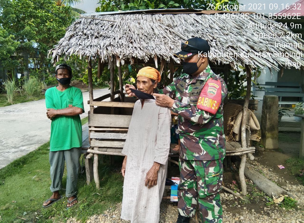 Tegakan Disiplin Protkes Covid-19, Anggota Koramil 06/ Cerenti Kodim 0302/ Inhu Bagikan Masker Gratis Kepada Masyarakat Binaan Kecamatan Inuman