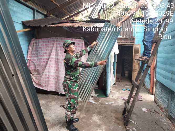 Babinsa Koramil 06/Cerenti Dim 0302/Inhu Membantu Warga Binaan Rehap Rumah di Pulau Jambu 