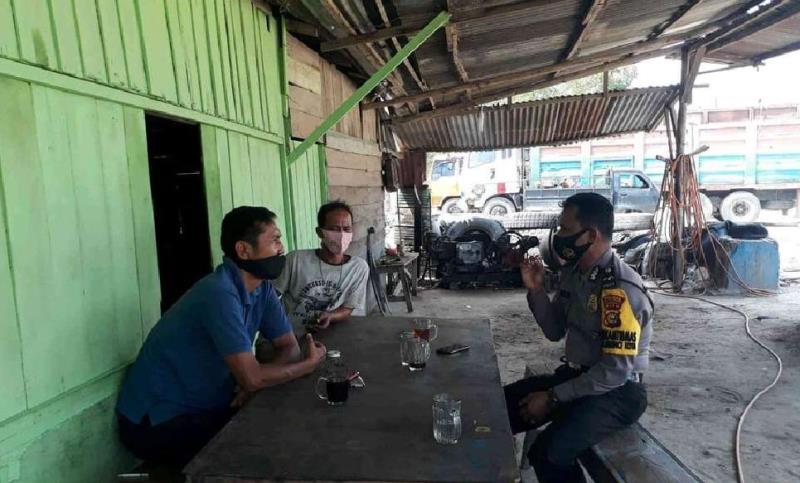 Sosialisasi AKB Guna Cegah Covid-19, Bhabinkamtibmas Polsek Pangkalan Kerinci Sambangi Warga