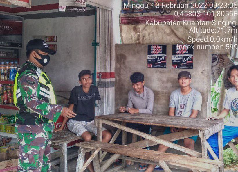 Babinsa Koramil 06/Cerenti  Kodim 0302/Inhu Melaksanakan Komsos Dengan Masyarakat Di Desa Banjar Nantigo Kecamatan Inuman Kabupaten Kuansing