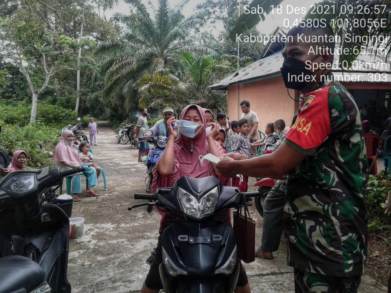 Babinsa Koramil 06/ Cerenti Kodim 0302/ Inhu Membagikan Masker Untuk Masyarakat di Ketaping Jaya