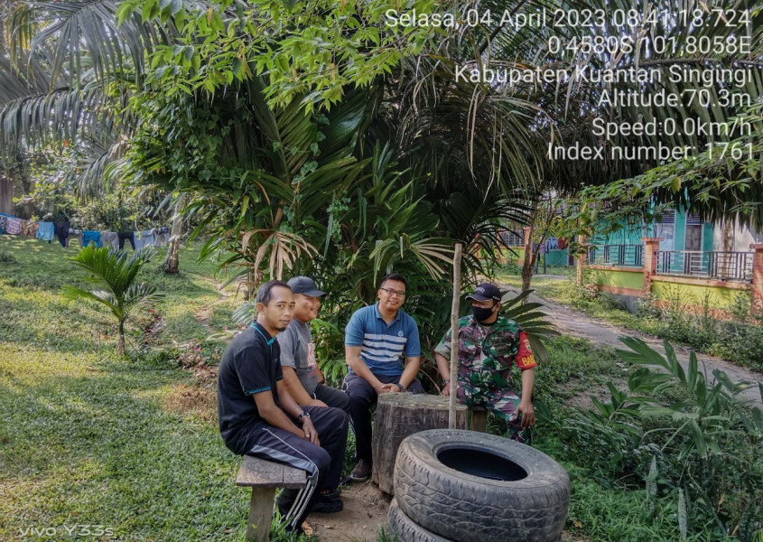 Babinsa Koramil 06/Cerenti Kodim 0302/Inhu di Desa Seberang Pulau Busuk Komsos Dengan Warga Binaan Memberikan Pengertian Tentang Pentingnya Menjaga Keamanan