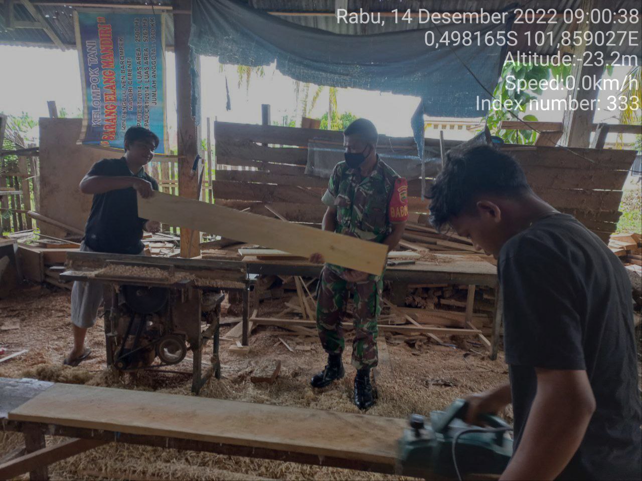 Manunggal Bersama Rakyat, Babinsa Koramil 06/Cerenti Dim 0302/Inhu Bantu Menyekap Papan Untuk Dinding Rumah Warga