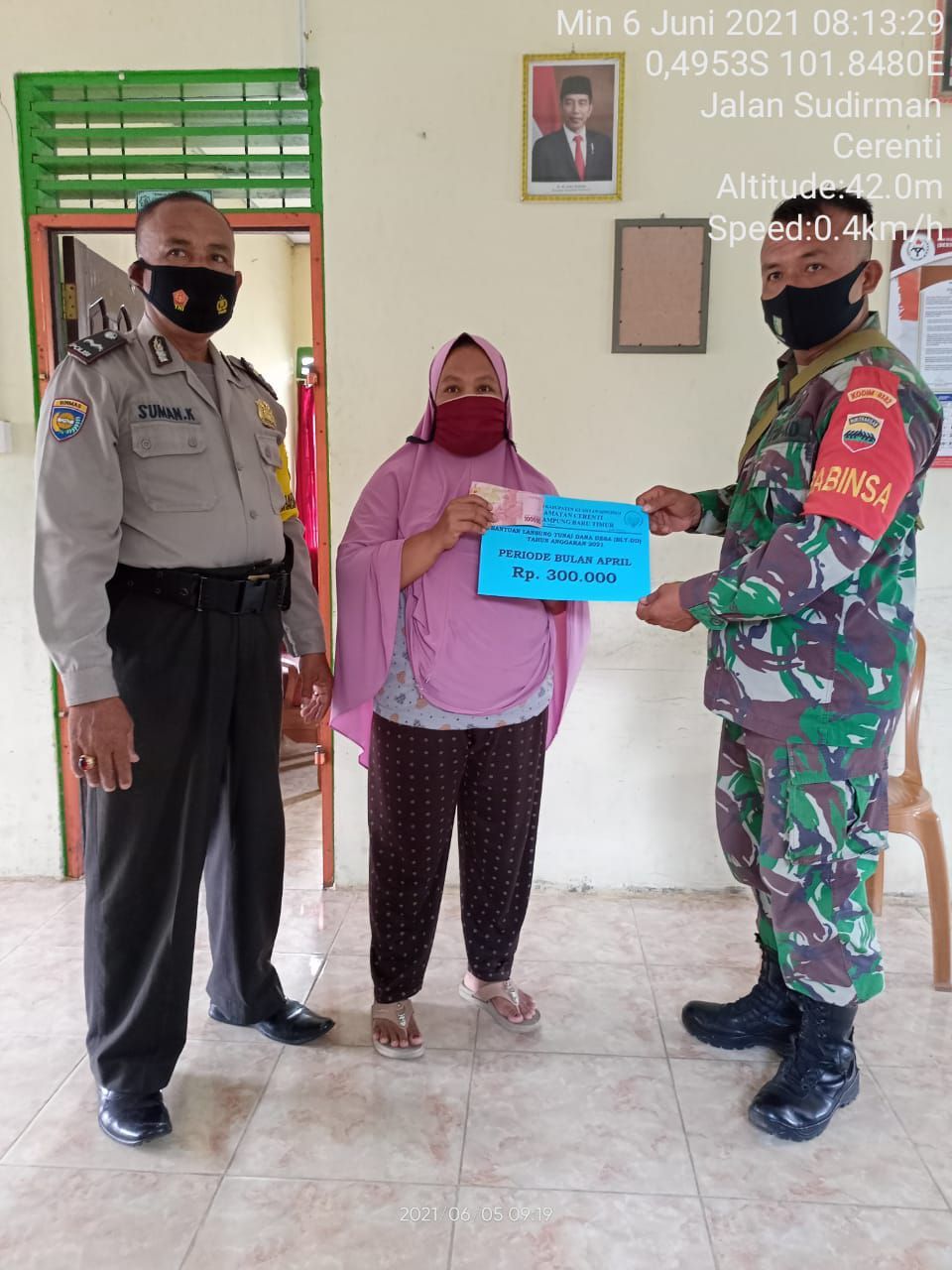 Babinsa Dampingi Penyaluran Dana BLT-DD Dengan Terapkan Prokes Covid-19